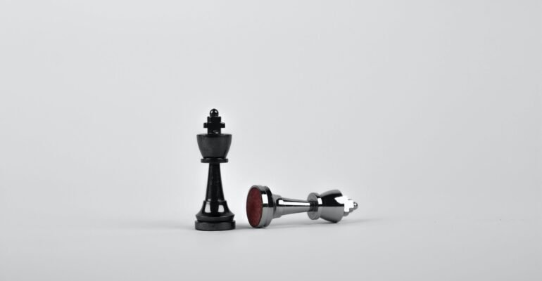 Foto de Sebastian Voortman: https://www.pexels.com/es-es/foto/dos-piezas-de-ajedrez-de-plata-sobre-superficie-blanca-411207/